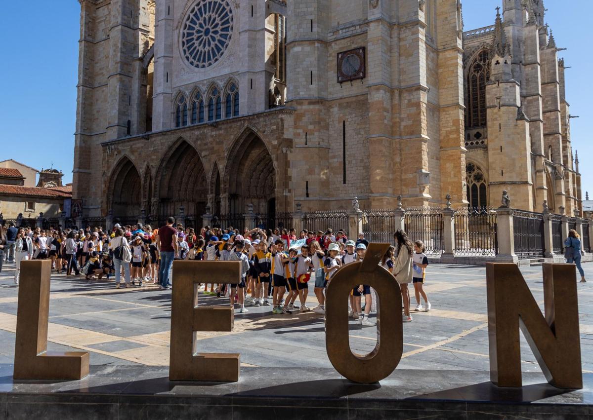 Imagen secundaria 1 - La III Marcha Solidaria recauda 10.000 euros para las familias más necesitadas