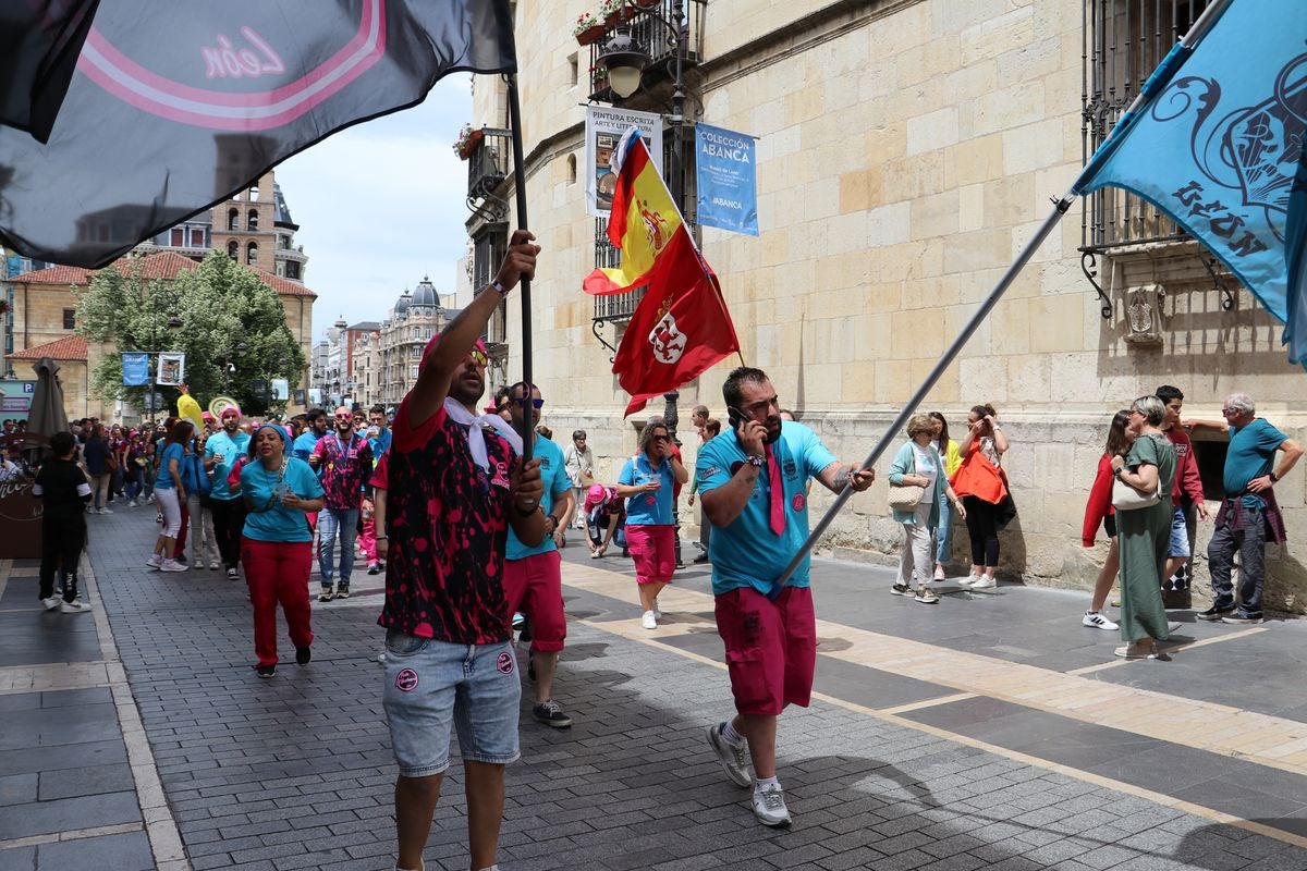 Las mejores imágenes del desfile de peñas en León