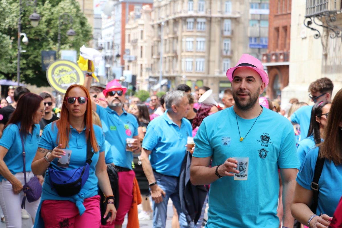 Las mejores imágenes del desfile de peñas en León