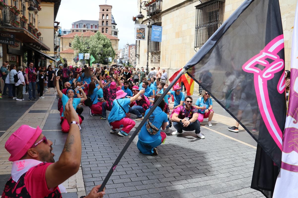 Las mejores imágenes del desfile de peñas en León