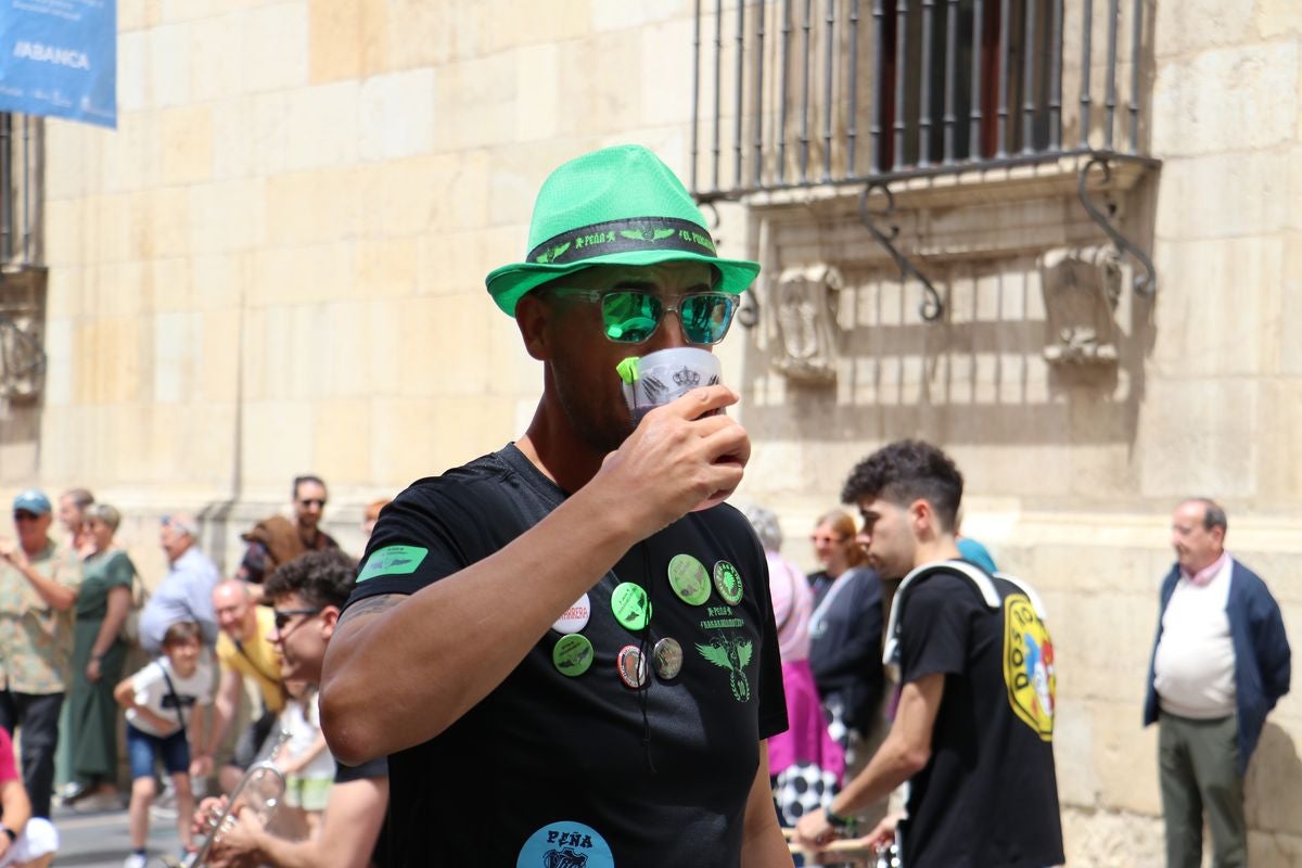 Las mejores imágenes del desfile de peñas en León