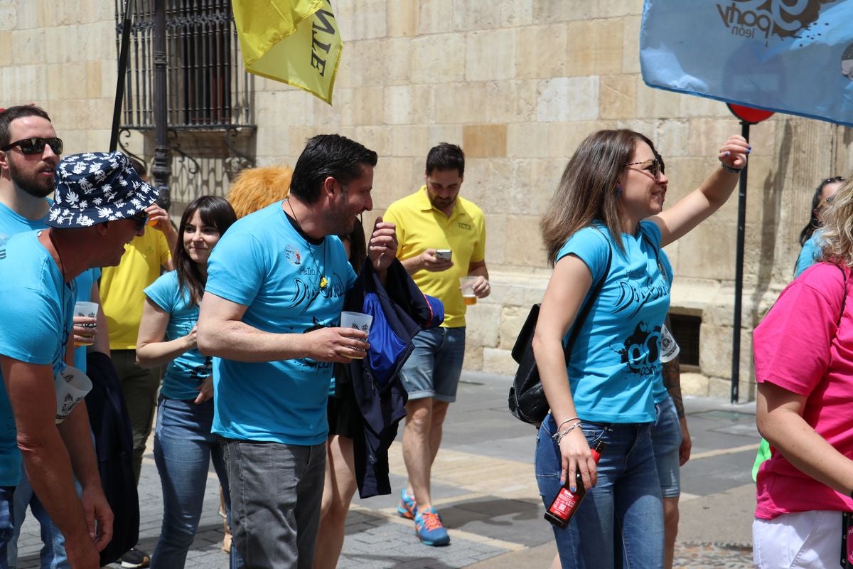 Las mejores imágenes del desfile de peñas en León