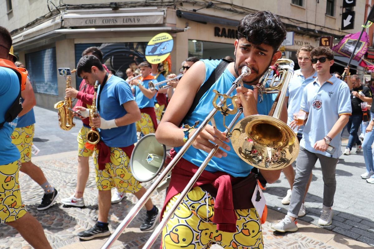 Las mejores imágenes del desfile de peñas en León