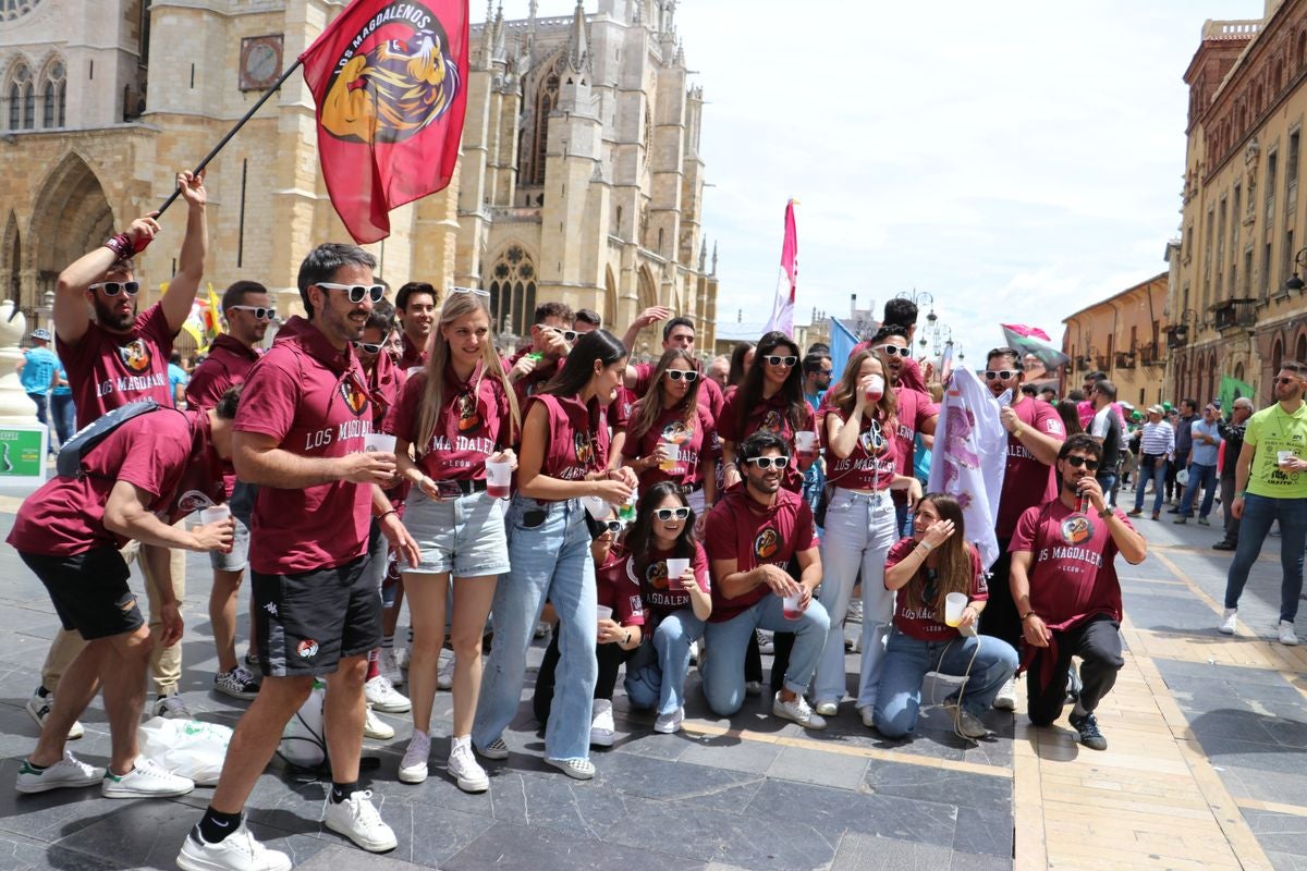 Las mejores imágenes del desfile de peñas en León