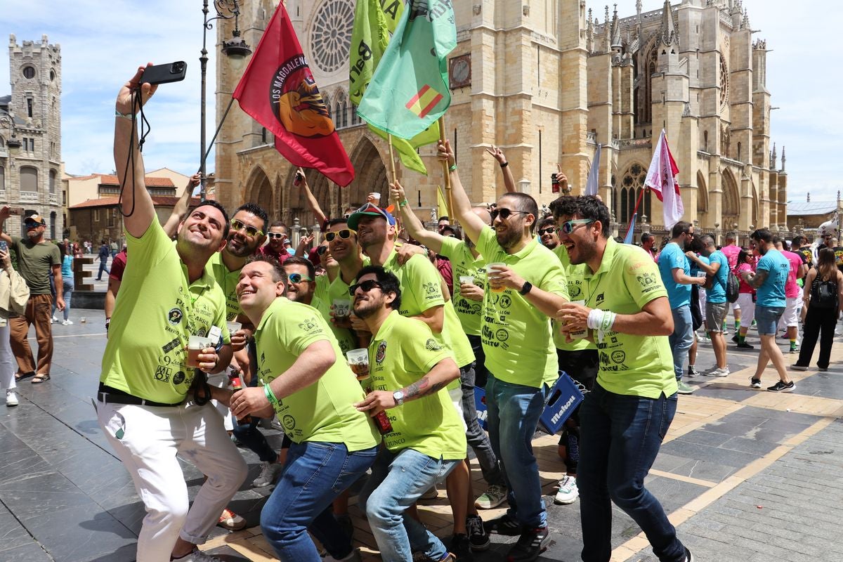 Las mejores imágenes del desfile de peñas en León