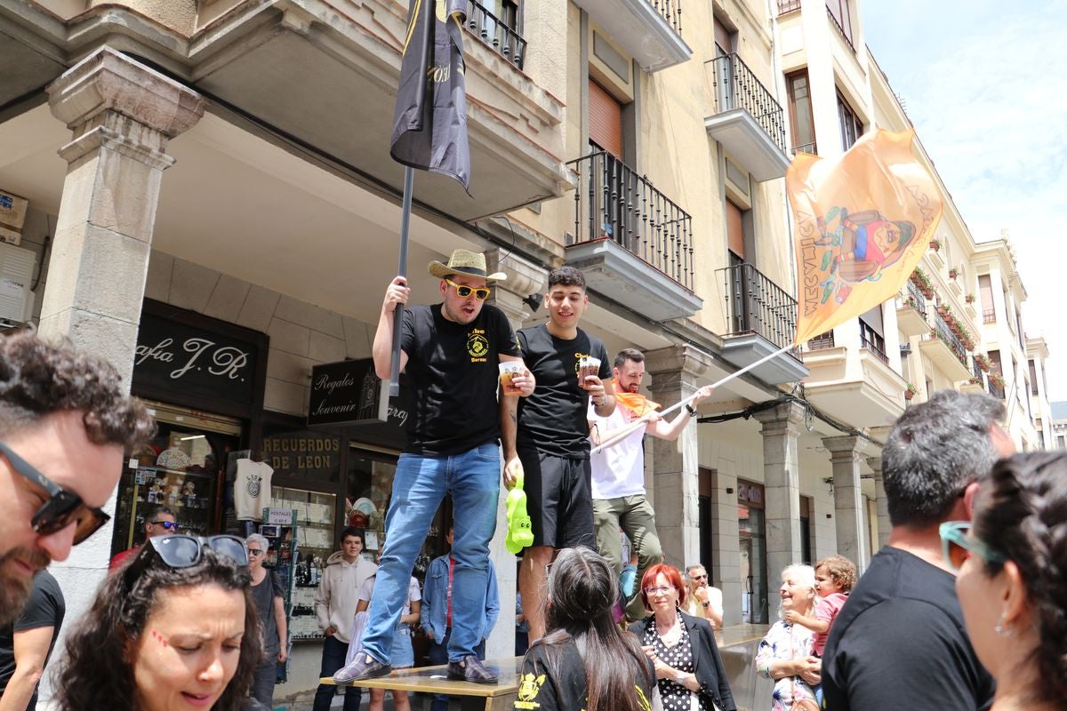 Las mejores imágenes del desfile de peñas en León