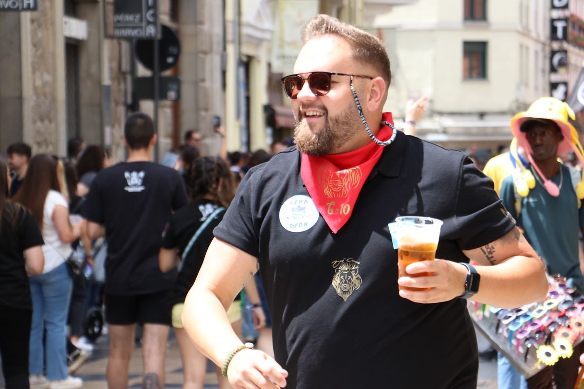 Las mejores imágenes del desfile de peñas en León