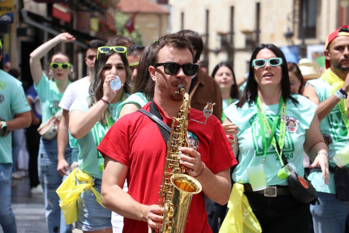 Las mejores imágenes del desfile de peñas en León