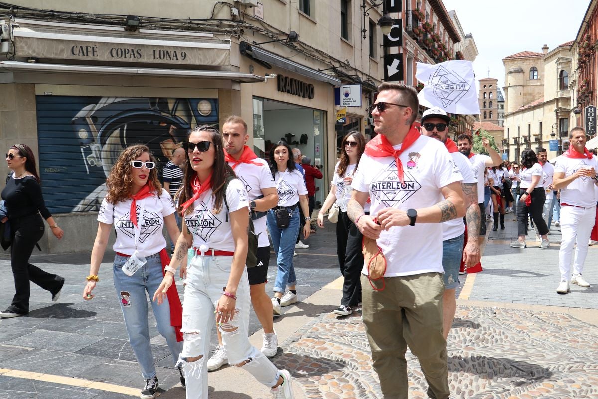 Las mejores imágenes del desfile de peñas en León