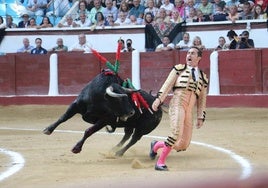 El Fandi después de colocar las banderillas en su primer toro de la tarde.