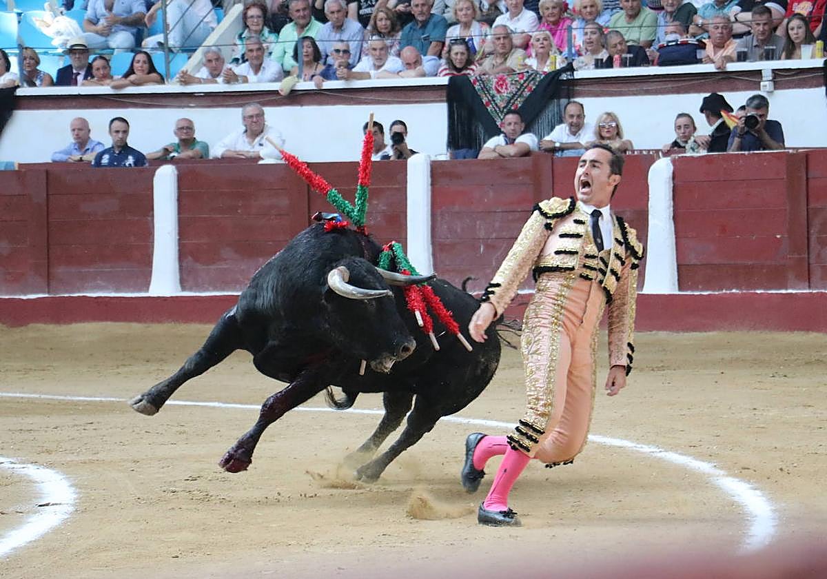 el-fandi-y-perera-triunfan-en-le-n-con-una-inv-lida-y-aburrida-corrida