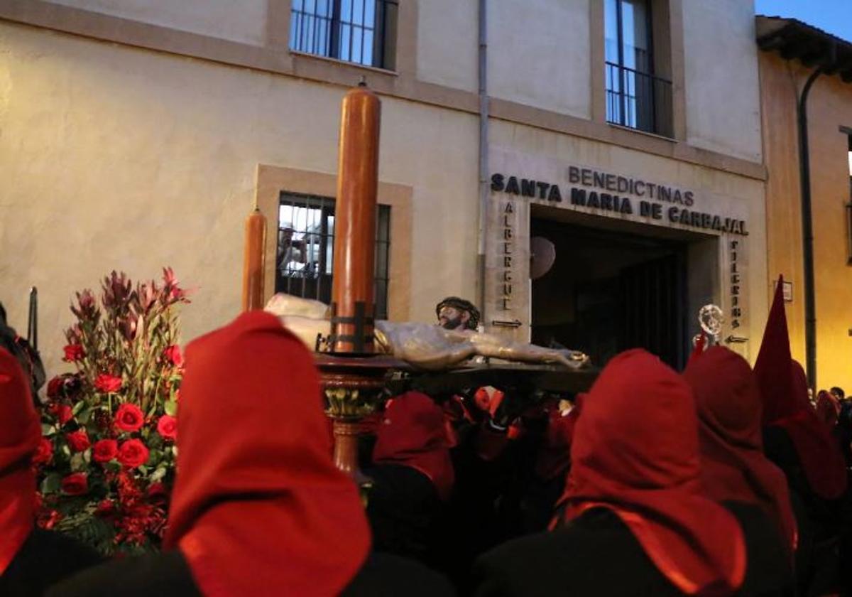 Montaje de la procesión en el exterior del convento de las Benedictinas.