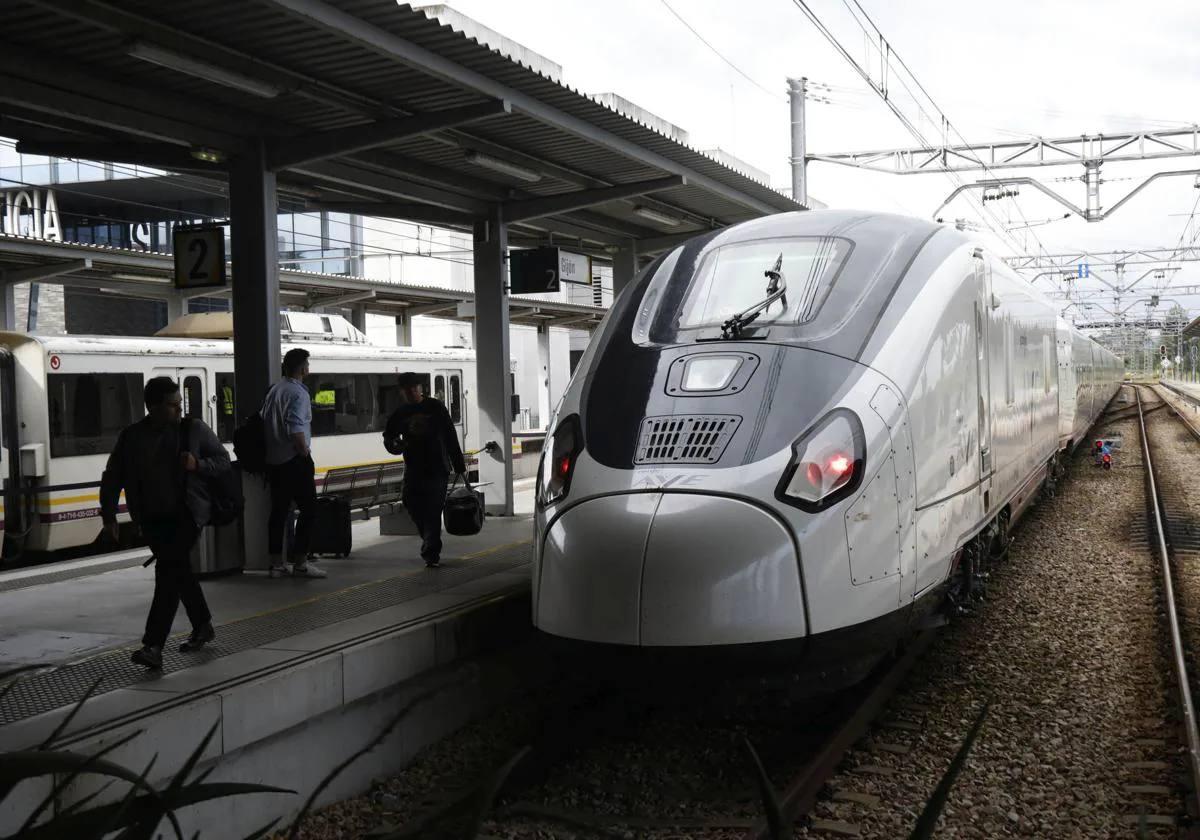 Un tren Avril en la estación de Sanz Crespo, en Gijón.