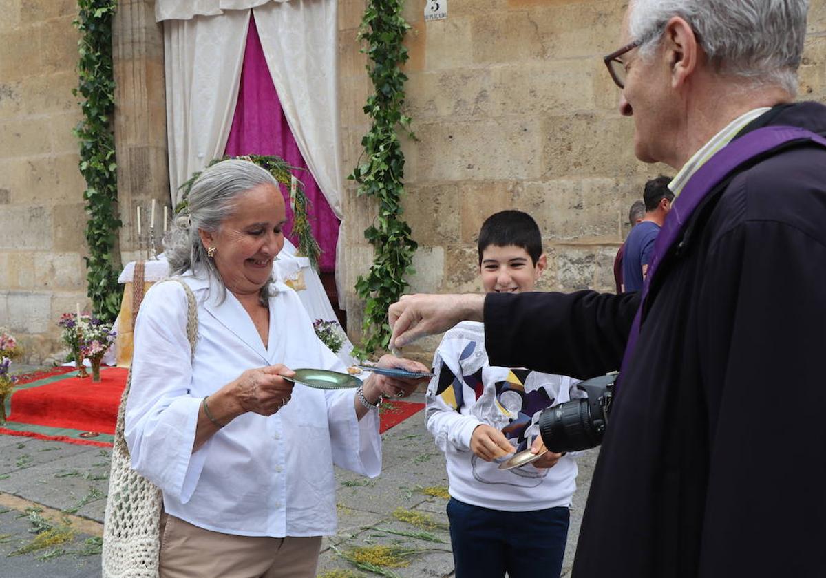 Un hombre se acerca al altar de San Juan.