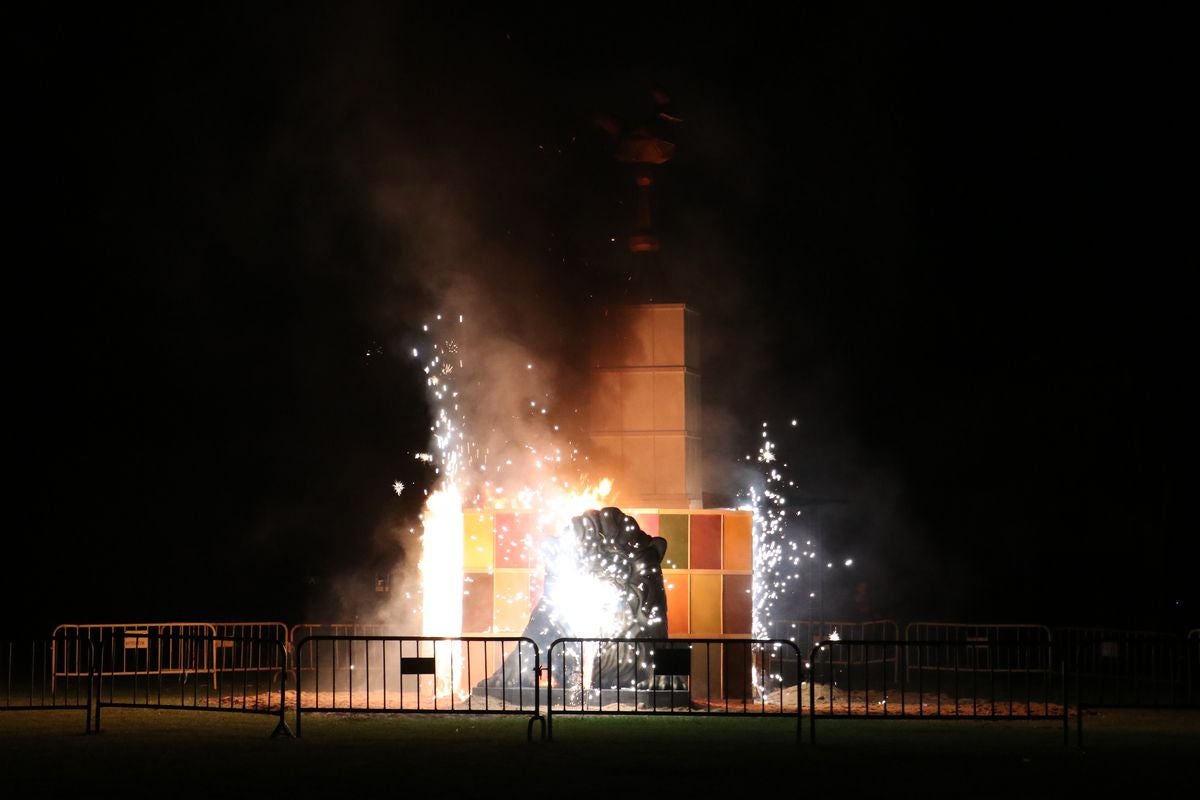 El fuego acaba con el rugido del león