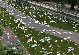 Basura junto al río de León en la mañana de este lunes 24 de junio