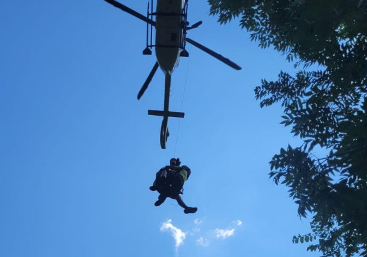 Imagen del rescate de la mujer herida en la ruta del Cares.