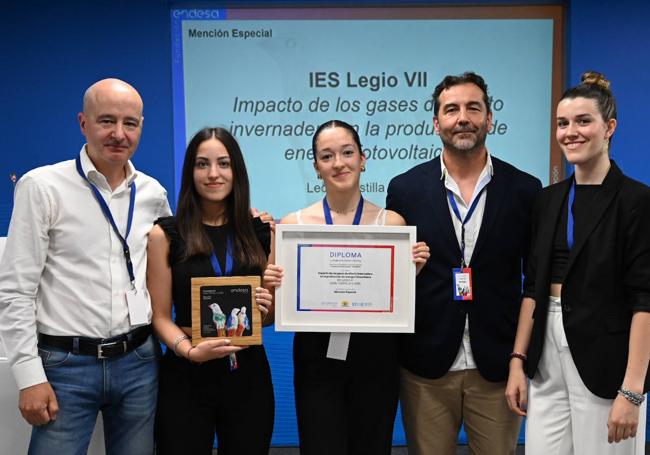 Las alumnas recogen el reconocimiento.