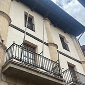 Queman las banderas de Castilla y León, España y la UE en Treviño y colocan la ikurriña