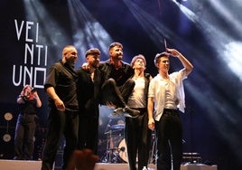 La banda saludando al público de León al terminar el concierto.