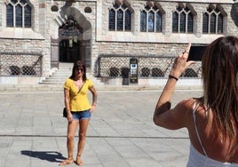 Una mujer se hace una focto frente a Botines en una imagen de archivo.