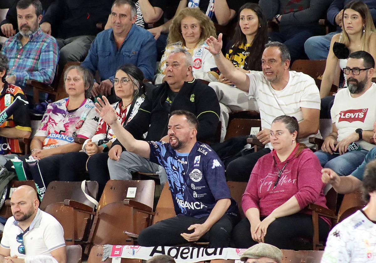 Aficionados del Ademar, en la grada del Palacio.