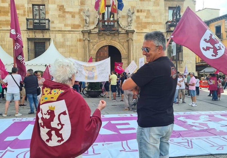 Concentración a las puertas de la Diputación de León.