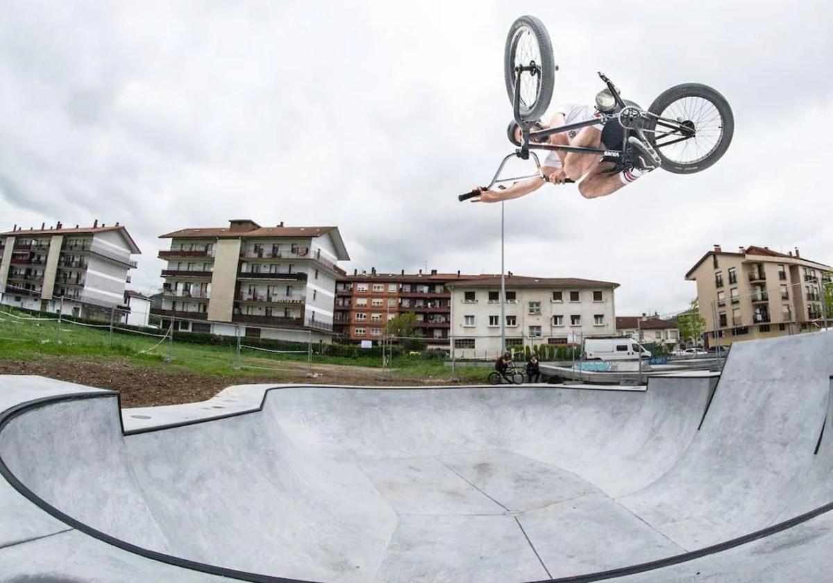 Imagen de archivo de un usuario practicando en un skate park.