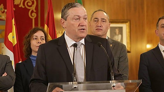 El presidente de la Diputación de Zamora: «No existe debate sobre la autonomía leonesa»