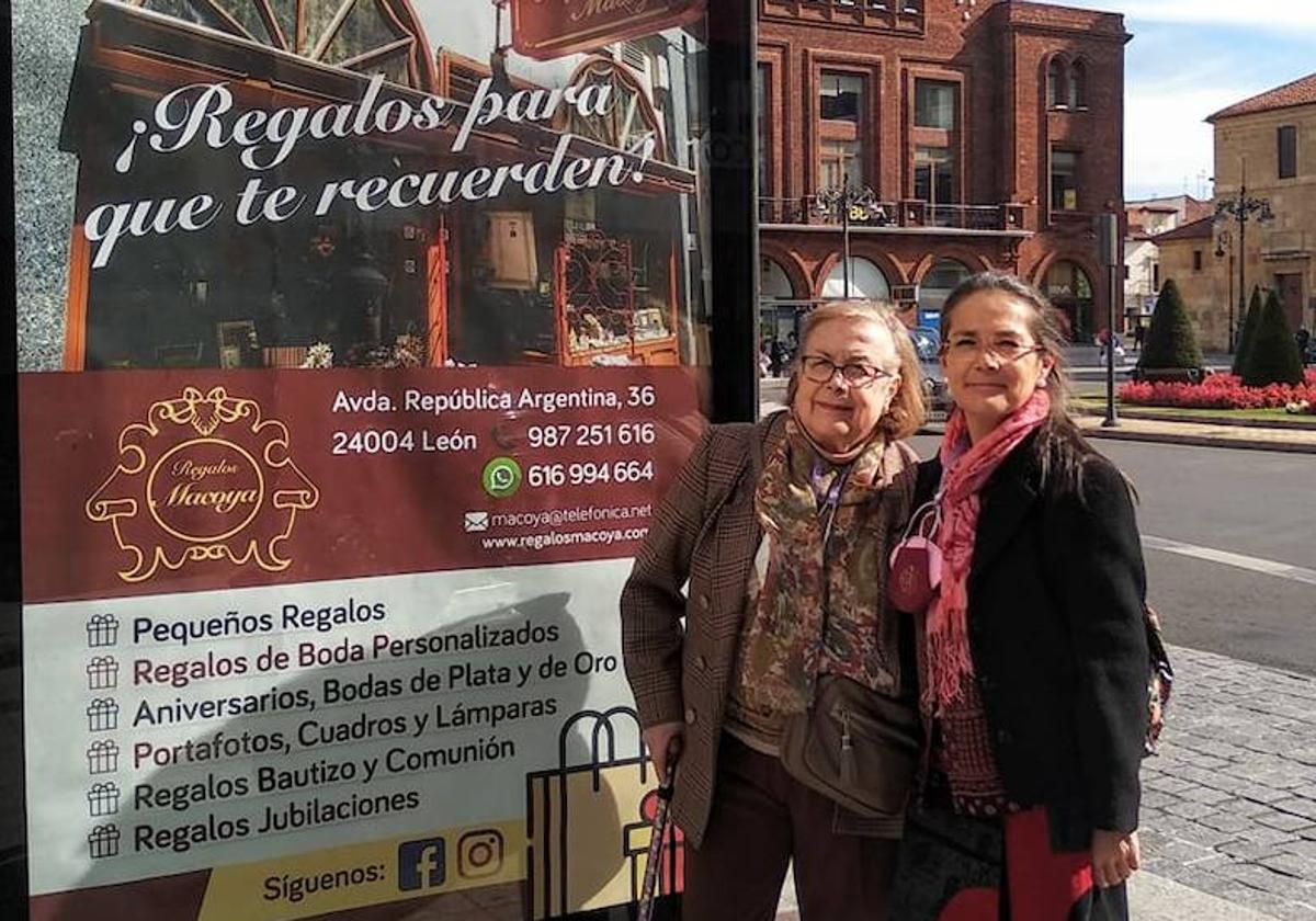 Gloria y Ana Belén, madre e hija que han estado al frente de Regalos Macoya.