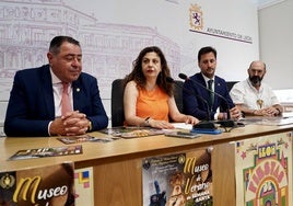 La concejala de Turismo del Ayuntamiento de León, Mercedes Escudero, presenta el Museo de Verano de Semana Santa junto a los organizadores.