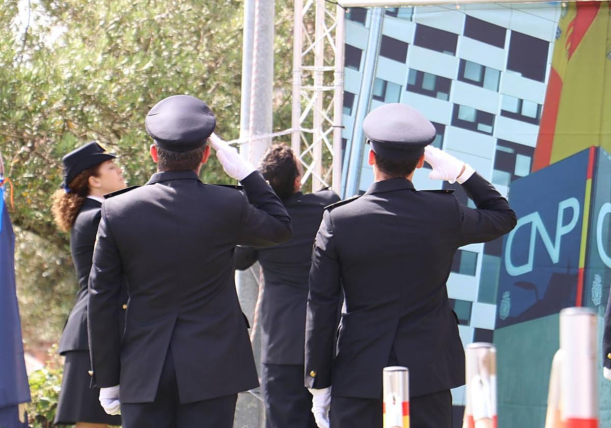 Imagen principal - Concesión del nombre de Policía Nacional a una calle y a una glorieta de la localidad de Trobajo del Camino 