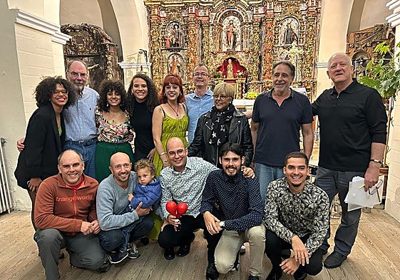 En la foto la alcaldesa del Ayuntamiento, Mª Carmen Mallo, el concejal Vicente Toribio, los componentes del Grupo Espirales, alumnos del Curso y los organizadores del evento Miguel Freijo y Claudia Fumero.