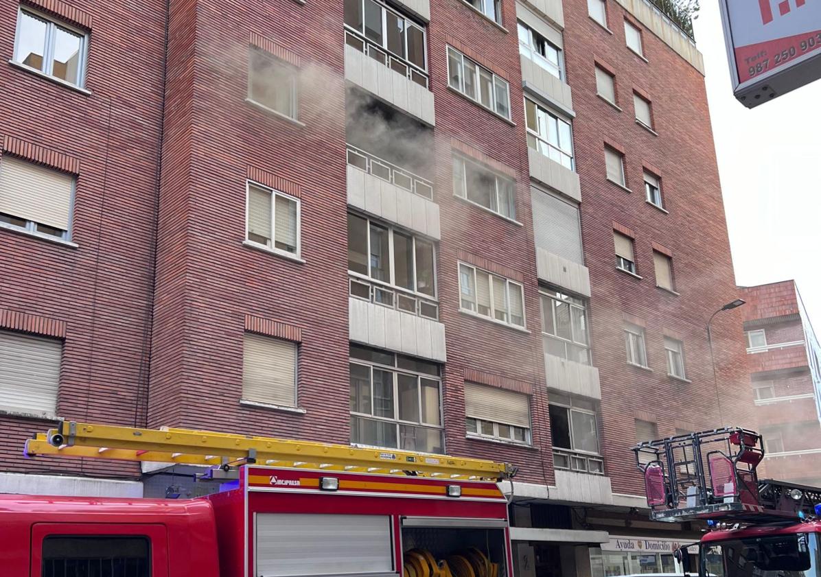 Imagen principal - Dos mujeres de 71 y 91 años, afectadas por inhalación de humo en un incendio en León