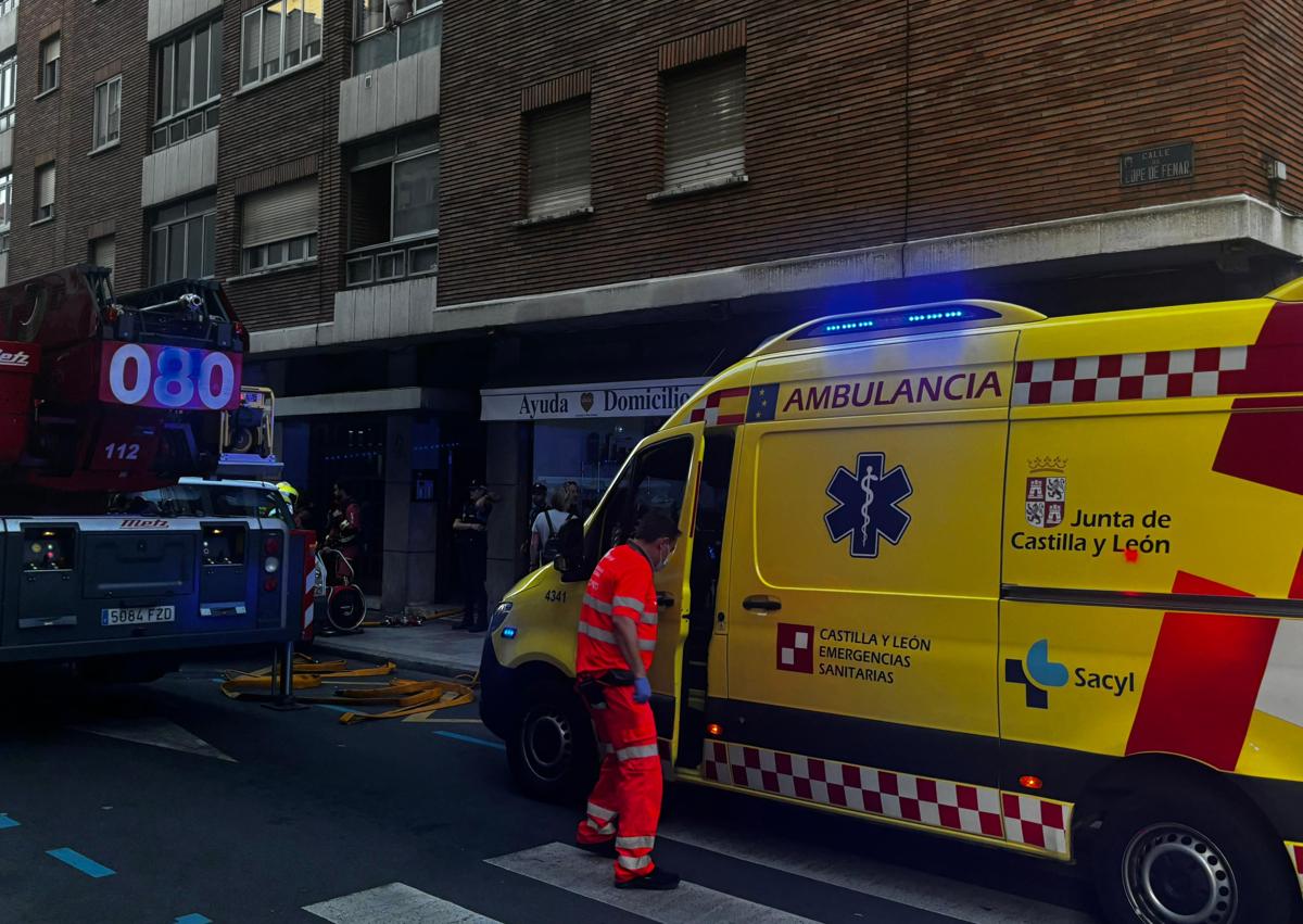 Imagen secundaria 1 - Dos mujeres de 71 y 91 años, afectadas por inhalación de humo en un incendio en León