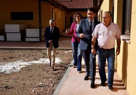 El consejero de Medio Ambiente, Vivienda y Ordenación del Territorio, Juan Carlos Suárez-Quiñones, visita la actuación de urbanización y acondicionamiento del Centro Municipal de Personas Mayores de Toral de los Guzmanes.