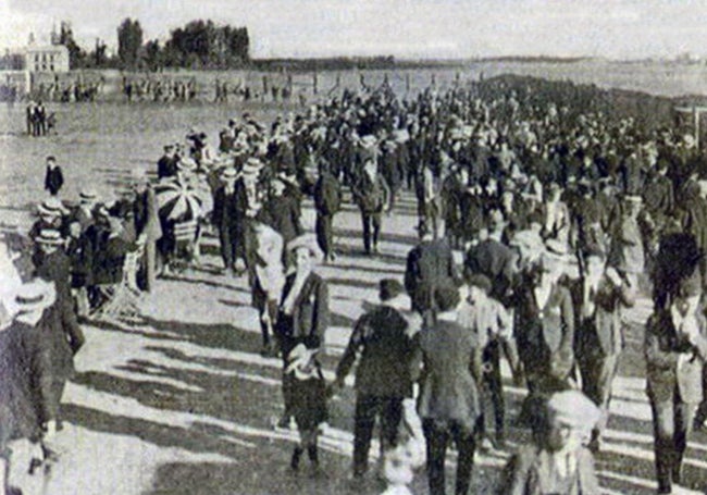 Público camino al partido de la Cultural en el Estadio del Ejido, donde acabaría subiendo a Primera División.