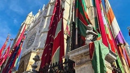 Pendones a las puertas de la Catedral de León.