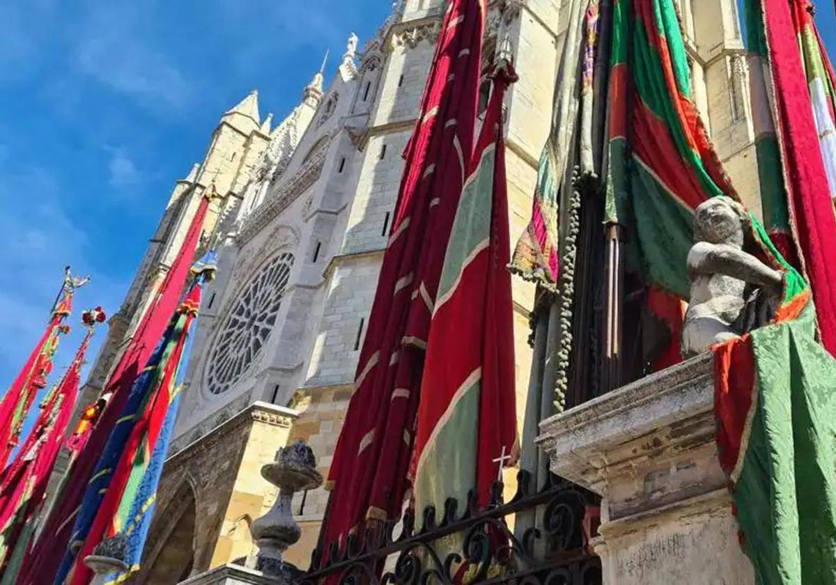 Pendones a las puertas de la Catedral de León.