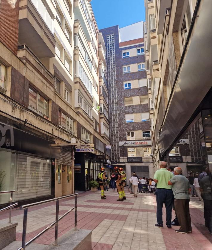 Imagen secundaria 2 - Bomberos de León acuden a la calle Alfonso V por un incidente sanitario