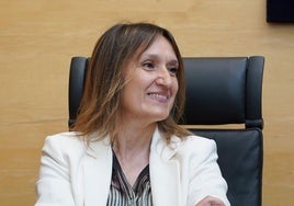 La consejera de Educación, Rocío Lucas, informa a las Cortes sobre el grado de cumplimiento de los objetivos de su departamento para la legislatura.