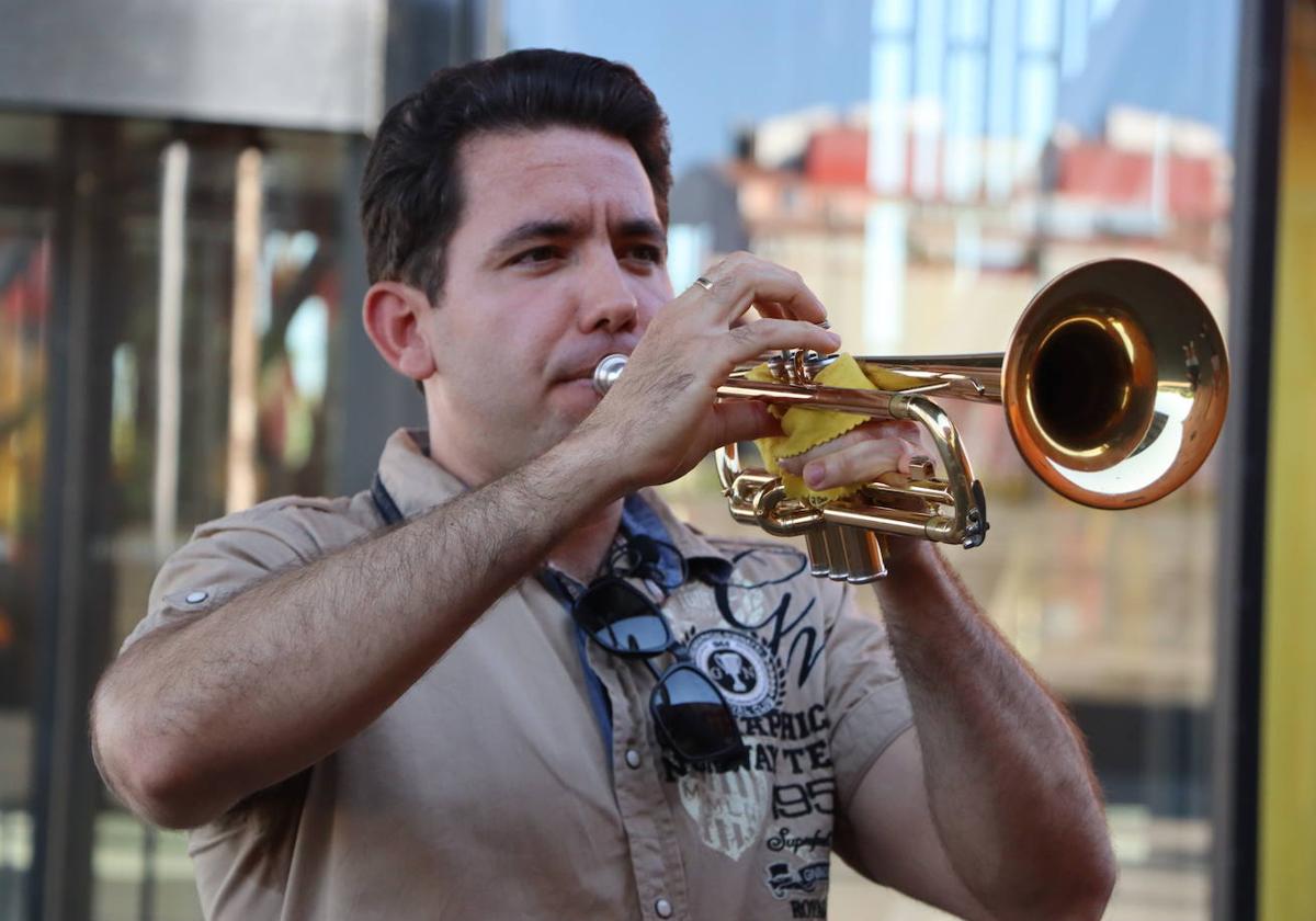 El cubano Néstor del Corral ensaya en el Palacio de Exposiciones de León.