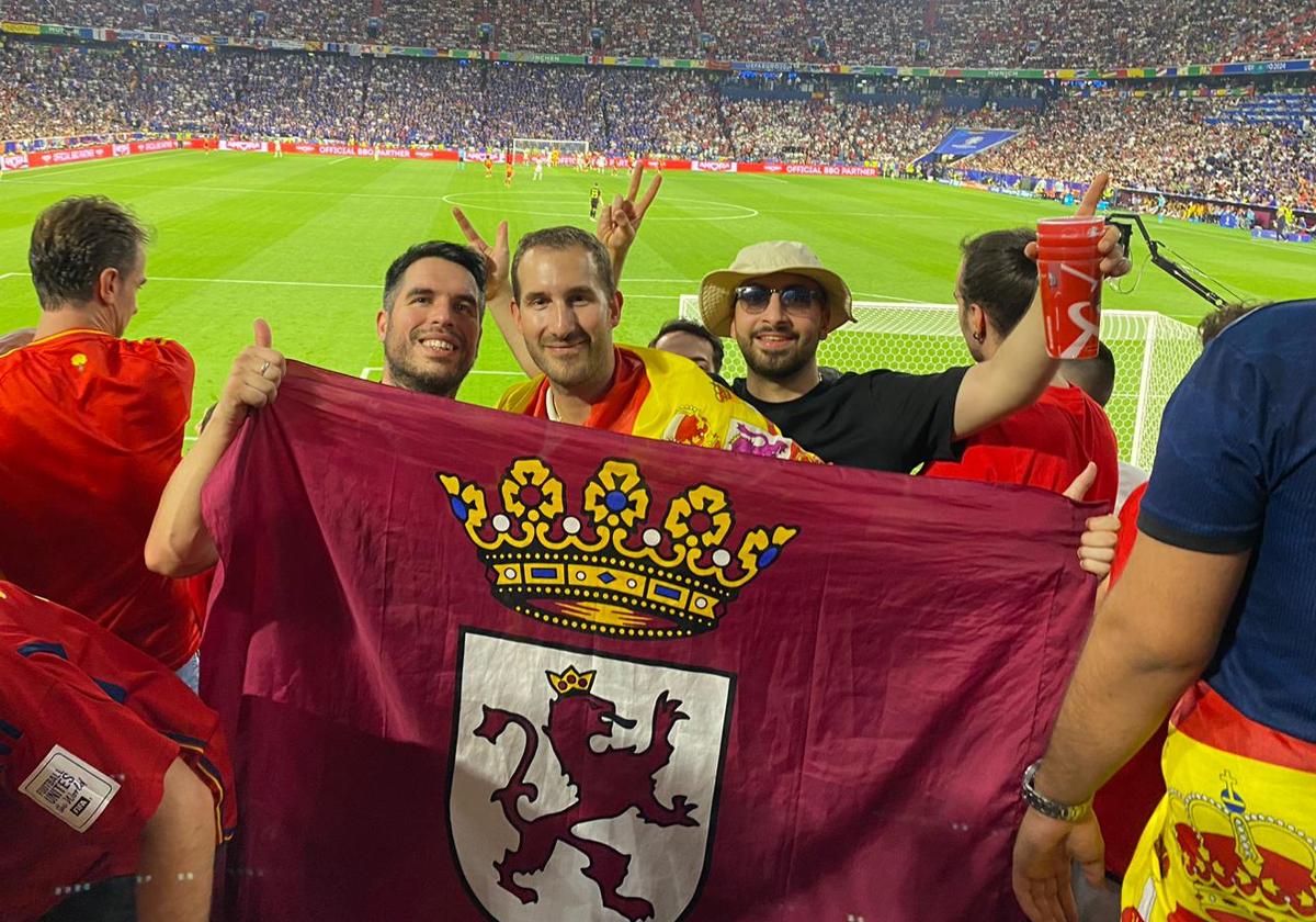 Dani (I) posa con la bandera de León durante el España-Francia de este martes.