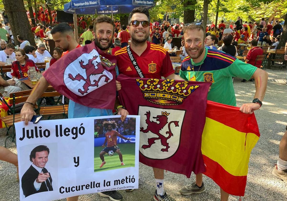 Imagen principal - En la primera imagen, Dani posa junto a Iván y Jorge, de Benavides de Órbigo, en la previa del partido. En la segunda imagen, Dani, junto a otro leonés, Álvaro, en el interior del estadio de Múnich durante el España-Francia. En la tercera imagen, Dani celebra la victoria ante Francia junto a Pablo, de Sardonedo, y Mario, de Palazuelos de Eresma (Segovia).