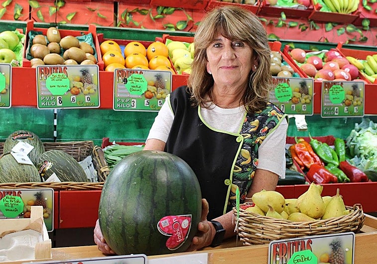 Tita, la frutera leonesa en su tienda de la calle Arquitecto Torbado.