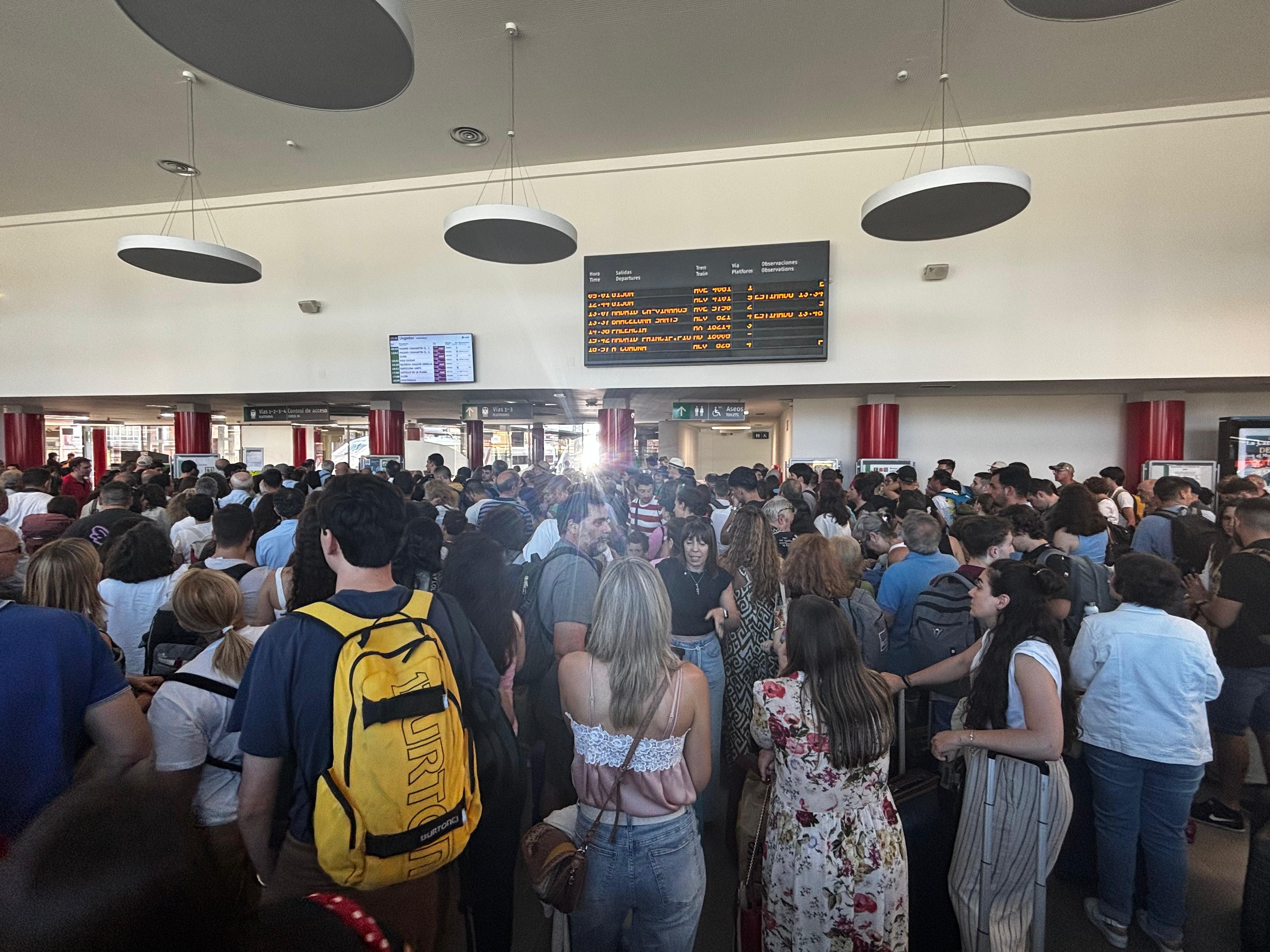 Un tren averiado colapsa la estación de León