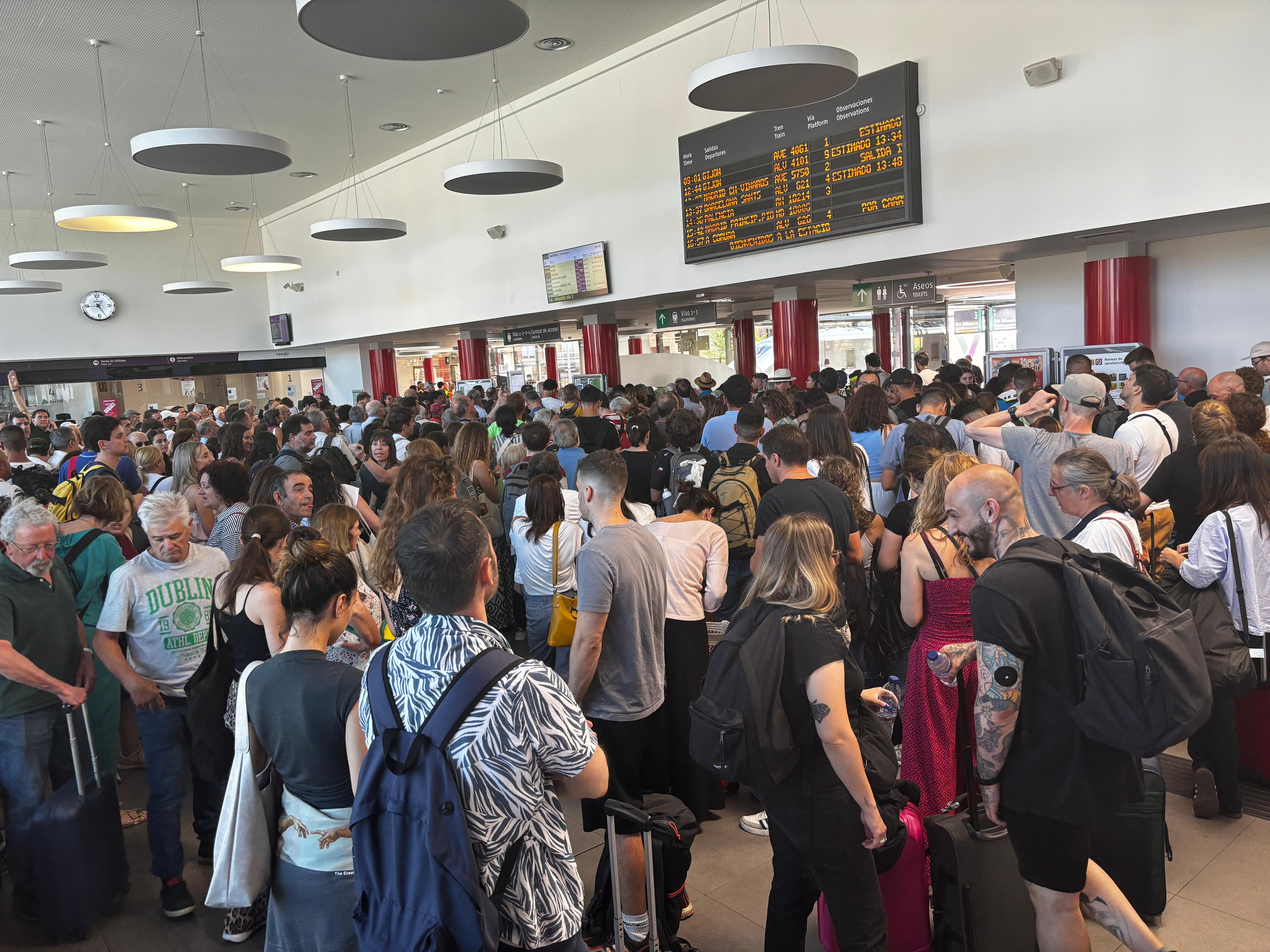 Un tren averiado colapsa la estación de León