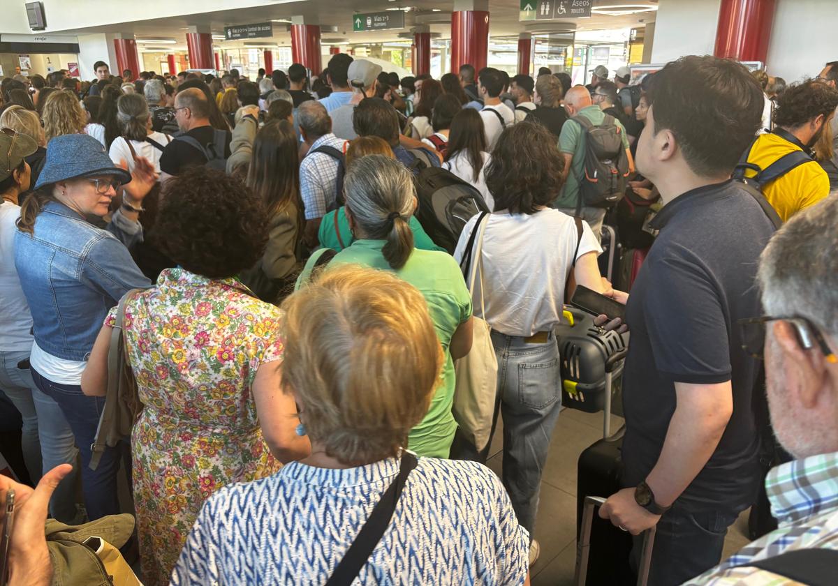 Un tren averiado colapsa la estación de León