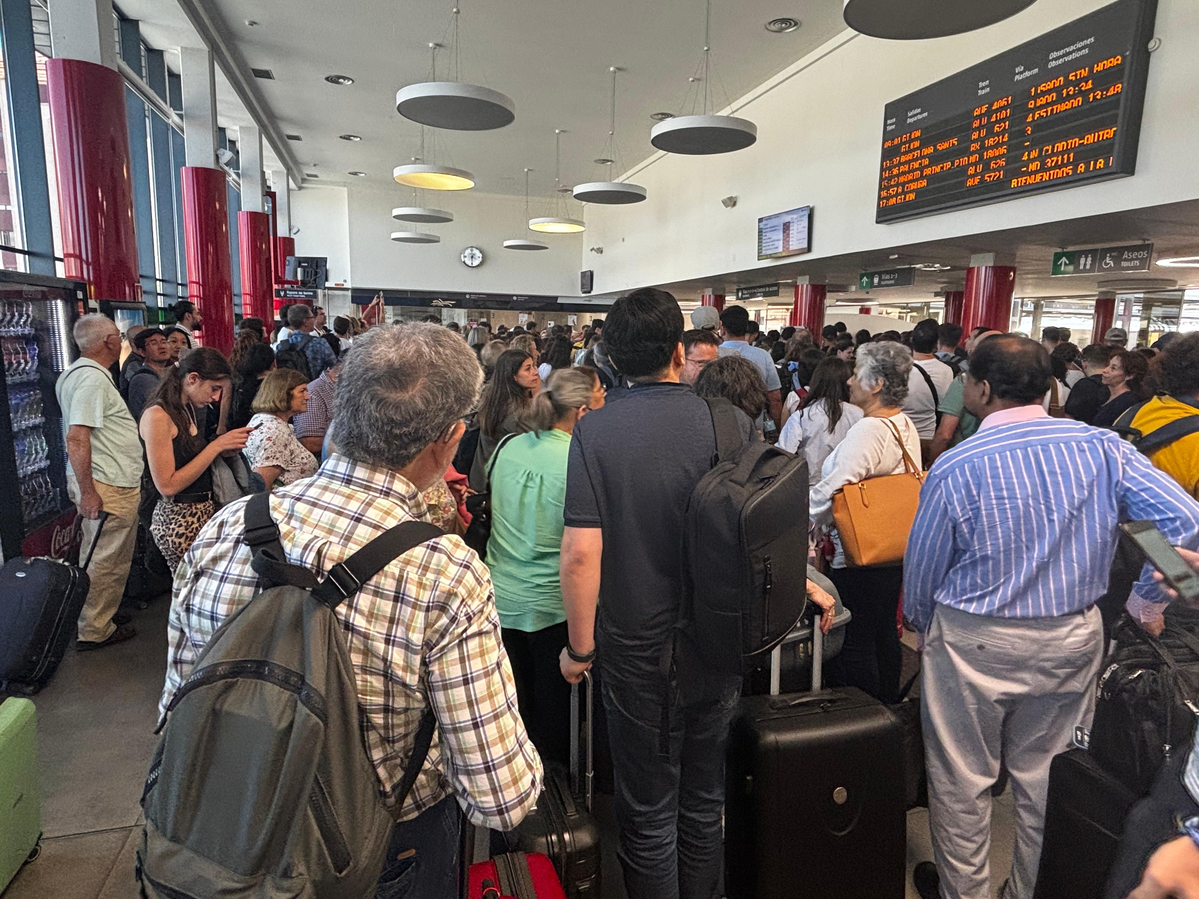 Un tren averiado colapsa la estación de León