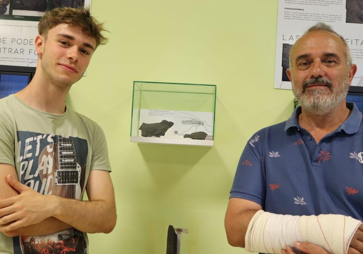 Óscar de Castro (I) y Juan Manuel Rincón (D), director del Área de Geología del Museo del Alto Bierzo, posan con el fósil Tremoris.